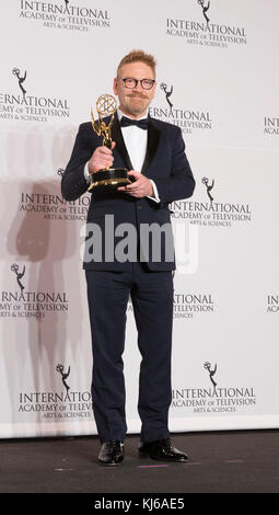 Gagnant du meilleur acteur Kenneth Branagh pose sur scène à salle de presse pour 2017 internation Emmy Awards au Hilton hotel (photo de lev radin / pacific press) Banque D'Images
