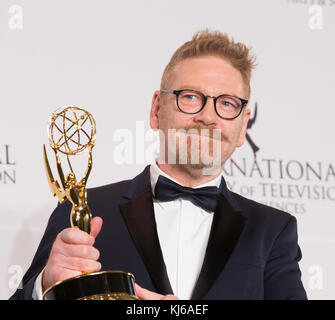 Gagnant du meilleur acteur Kenneth Branagh pose sur scène à salle de presse pour 2017 internation Emmy Awards au Hilton hotel (photo de lev radin / pacific press) Banque D'Images