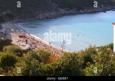 Spiaggia di Rena Bianca, Sardaigne, Italie : maison de touristes profitant de la plage de sable et se détendre au soleil sur la rive paradis parfait. Banque D'Images