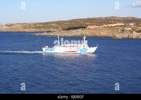 Un ferry en provenance d'un baie sarde de bonifacio, Corse, France. Banque D'Images