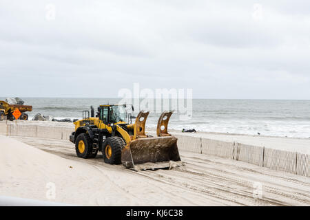 Le bulldozer travaille sur la mer Banque D'Images