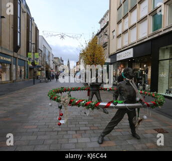 Nae jour sombre sae (la bague sculpture) par David annand avec décorations de noël high street perth ecosse novembre 2017 Banque D'Images