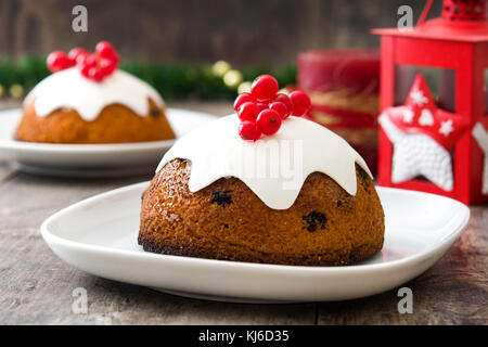 Le pudding de Noël sur table en bois Banque D'Images