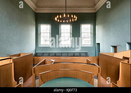 Le juge de son logement, de Presteigne, Powys, au Royaume-Uni. Un musée de la vie de l'époque victorienne. La salle d'audience, inchangé depuis 1830, avec gasolier original Banque D'Images