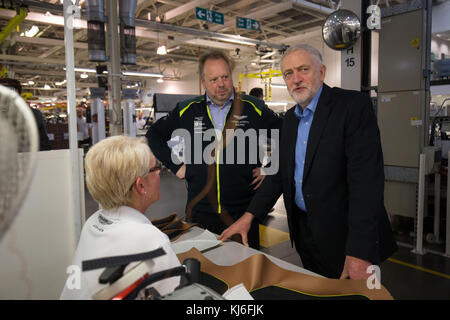 Sous embargo à 2200 mardi 21 novembre le leader travailliste Jeremy Corbyn (à droite) et le représentant syndical Tim Bate parlent à la couturière Gwyneth Hanson lors d'une visite à Aston Martin Lagonda à Warwick. Banque D'Images