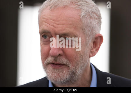 Embargo à 2200 mardi 21 novembre le leader travailliste Jeremy Corbyn lors d'une visite à Aston Martin Lagonda à Warwick. Banque D'Images