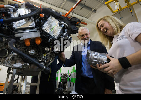 Embargo à 2200 mardi 21 novembre le leader travailliste Jeremy Corbyn et Nicole Angove inspectent un bloc moteur d'une Aston Martin lors d'une visite à Aston Martin Lagonda à Warwick. Banque D'Images