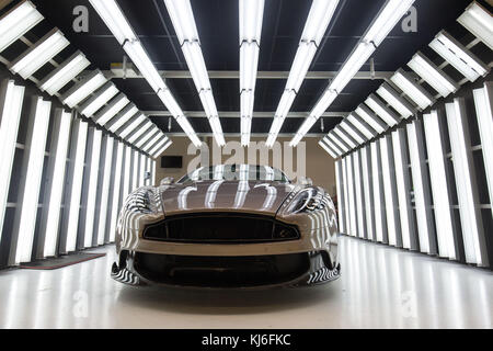 Embarquement à 2200 mardi 21 novembre un Aston Martin sous inspection pour les imperfections de la carrosserie lors de la visite du chef travailliste Jeremy Corbyn à Aston Martin Lagonda à Warwick. Banque D'Images