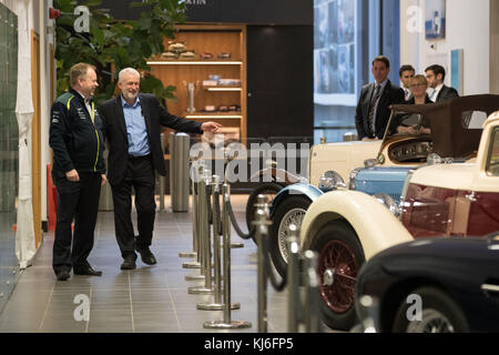 Sous embargo à 2200 mardi 21 novembre, le leader travailliste Jeremy Corbyn lors d'une visite à Aston Martin Lagonda à Warwick. Banque D'Images