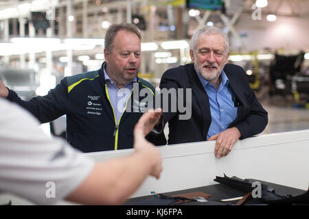 Embargo à 2200 mardi 21 novembre le leader travailliste Jeremy Corbyn (à droite) et le représentant syndical Tim Bate lors d'une visite à Aston Martin Lagonda à Warwick. Banque D'Images