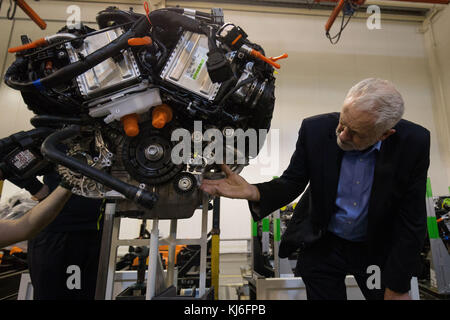 Embargo à 2200 mardi 21 novembre le leader travailliste Jeremy Corbyn inspecte un bloc moteur d'une Aston Martin lors d'une visite à Aston Martin Lagonda à Warwick. Banque D'Images