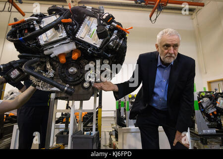 Embargo à 2200 mardi 21 novembre le leader travailliste Jeremy Corbyn inspecte un bloc moteur d'une Aston Martin lors d'une visite à Aston Martin Lagonda à Warwick. Banque D'Images