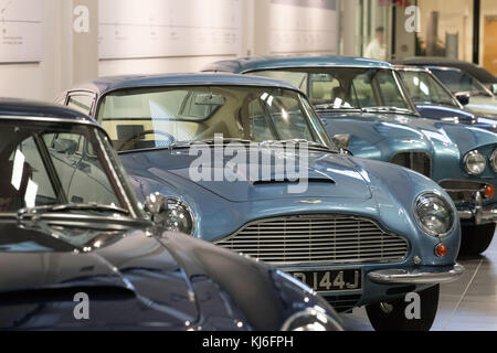 Embarquement à 2200 Mardi 21 novembre voitures Aston Martin exposées lors de la visite du chef travailliste Jeremy Corbyn à Aston Martin Lagonda à Warwick. Banque D'Images