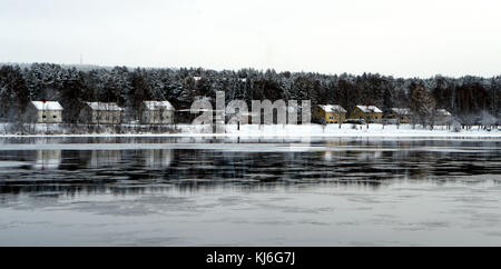 Une vue générale de la rivière Kemijoki partiellement gelés à Rovaniemi, Finlande. Rovaniemi est la capitale de la Laponie finlandaise et est situé sur le cercle arctique, c'est aussi le lieu de résidence officielle du Père Noël. Banque D'Images
