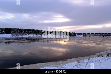 Une vue générale de la rivière Kemijoki partiellement gelés à Rovaniemi, Finlande. Rovaniemi est la capitale de la Laponie finlandaise et est situé sur le cercle arctique, c'est aussi le lieu de résidence officielle du Père Noël. Banque D'Images