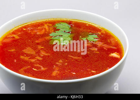 Bortsch, soupe de betterave russe, dans un bol blanc. Banque D'Images