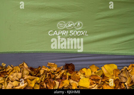 Camping d'automne. Les feuilles d'automne se trouvent à côté d'une Vango Capri 500XL tente camping montre bien que d'autres qu'à l'été, c'est amusant aussi. Banque D'Images