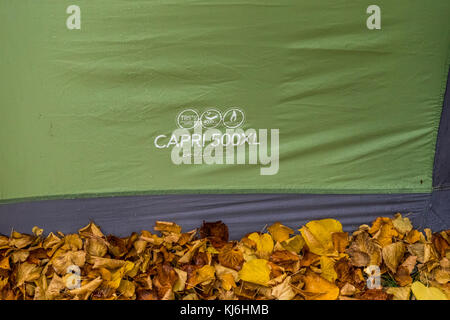 Camping d'automne. Les feuilles d'automne se trouvent à côté d'une Vango Capri 500XL tente camping montre bien que d'autres qu'à l'été, c'est amusant aussi. Banque D'Images