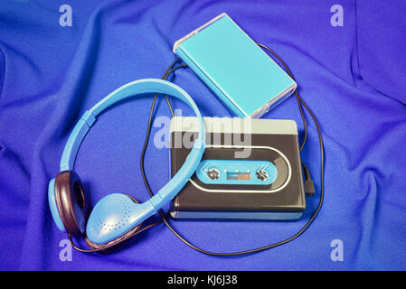 Walkman cassette rétro sur fond de tissu bleu Banque D'Images