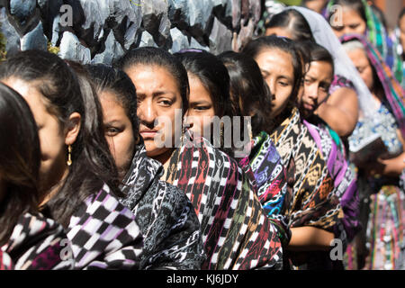 Les femmes mayas portant un flotteur en procession de pâques à san pedro la laguna guatemala Banque D'Images