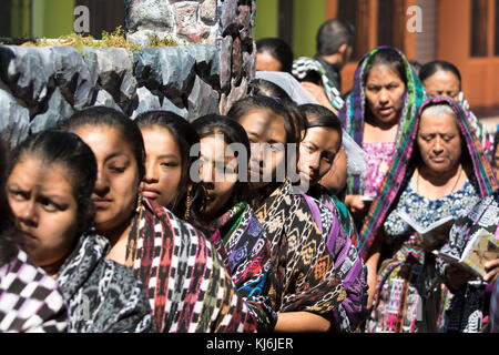 Les femmes mayas portant un flotteur en procession de pâques à san pedro la laguna guatemala Banque D'Images