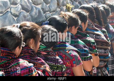 Les femmes mayas portant un flotteur en procession de pâques à san pedro la laguna guatemala Banque D'Images