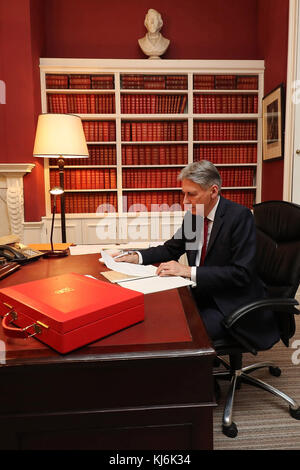 SOUS EMBARGO À 1800 MARDI 21 NOVEMBRE le chancelier de l'Échiquier Philip Hammond prépare son discours dans son bureau de Downing Street, Londres, avant son annonce du budget 2017 mercredi. Banque D'Images