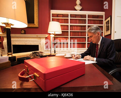 SOUS EMBARGO À 1800 MARDI 21 NOVEMBRE le chancelier de l'Échiquier Philip Hammond prépare son discours dans son bureau de Downing Street, Londres, avant son annonce du budget 2017 mercredi. Banque D'Images