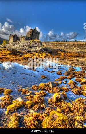 Château d'Eilean Donan, Écosse. Vue artistique du château d'Eilean Donan, situé près du village de Dornie, dans les Highlands de l'Ouest. Banque D'Images