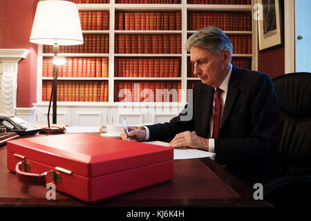 SOUS EMBARGO À 1800 MARDI 21 NOVEMBRE le chancelier de l'Échiquier Philip Hammond prépare son discours dans son bureau de Downing Street, Londres, avant son annonce du budget 2017 mercredi. Banque D'Images