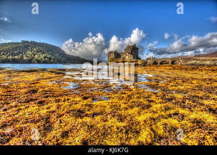 Château d'Eilean Donan, Écosse. Vue artistique du château d'Eilean Donan, situé près du village de Dornie, dans les Highlands de l'Ouest. Banque D'Images