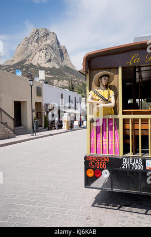 Février 26,2016, Bernal, Mexique : bus touristique avec la bernal monolyth en arrière-plan, la troisième plus grande au monde monolyth Banque D'Images
