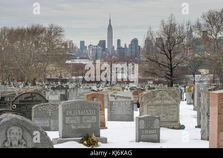 USA, New York City : la ville et le cimetière de Brooklyn Vert-bois Banque D'Images