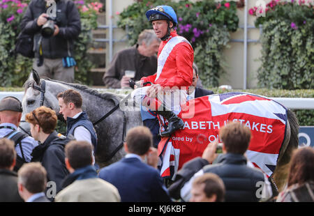 Frankie Dettori monte persuasif à la victoire dans les Queen Elizabeth II Stakes lors de la réunion de course QIPCO British Champions Day à Ascot Racecourse avec : Frankie Dettori où : Ascot, Royaume-Uni quand : 21 Oct 2017 crédit : John Rainford/WENN.com Banque D'Images