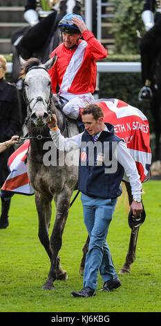 Frankie Dettori monte persuasif à la victoire dans les Queen Elizabeth II Stakes lors de la réunion de course QIPCO British Champions Day à Ascot Racecourse avec : Frankie Dettori où : Ascot, Royaume-Uni quand : 21 Oct 2017 crédit : John Rainford/WENN.com Banque D'Images