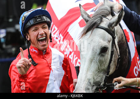 Frankie Dettori monte persuasif à la victoire dans les Queen Elizabeth II Stakes lors de la réunion de course QIPCO British Champions Day à Ascot Racecourse avec : Frankie Dettori où : Ascot, Royaume-Uni quand : 21 Oct 2017 crédit : John Rainford/WENN.com Banque D'Images