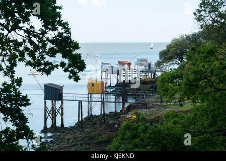 Saint-Nazaire (nord-ouest de la France) : pêche et cabanes de pêcheurs aux filets de pendage carrés près de Port Gavy le long du sentier du littoral Banque D'Images