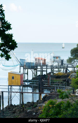 Saint-Nazaire (nord-ouest de la France) : pêche et cabanes de pêcheurs aux filets de pendage carrés près de Port Gavy le long du sentier du littoral Banque D'Images