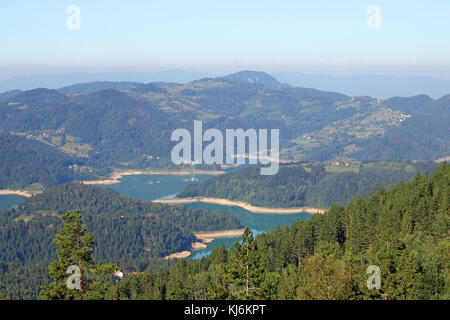 Le lac de zaovine sur paysage de montagne tara Banque D'Images