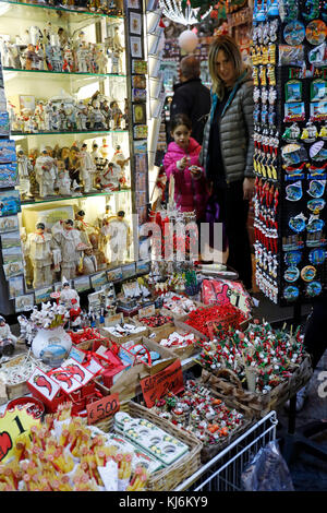 Naples, Italie - 18 novembre 2017 : les vacances de Noël en plein coeur de la ville. Via San Biagio dei Librai, exposition et vente de petites Banque D'Images