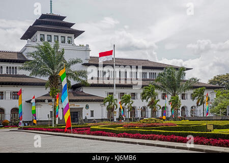 Gedung sate, bâtiment colonial néerlandais en style indo-européenne, ancien siège de la Dutch East indies dans la ville de Bandung, Java ouest, Indonésie Banque D'Images