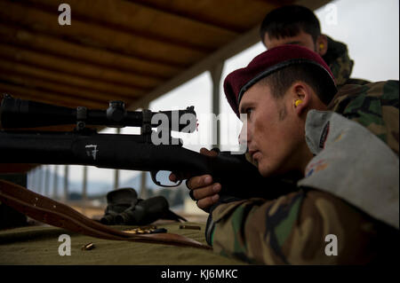 Un commando de l'Afghanistan se prépare à faire feu de son fusil au cours de formation au tir avancé au Camp Commando, Kaboul, Afghanistan, le 15 novembre 2017. L'Armée nationale afghane du commandement des opérations spéciales de l'École de l'excellence au Camp Commando évalue les trains et soldats de l'ANA inscrits au cours de Qualification de commando, et effectue plus de 30 cours d'opérations spéciales avancées supplémentaires. (U.S. Photo de l'Armée de l'air par la Haute Airman Sean Carnes) Banque D'Images