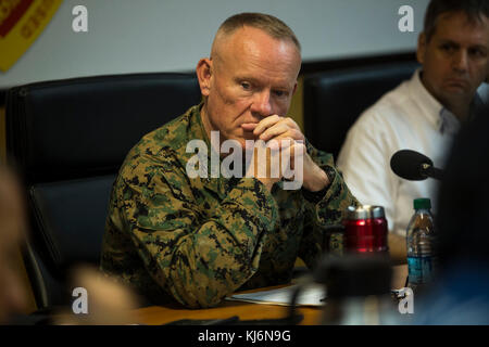 III Marine Expeditionary Force général commandant, le lieutenant général Lawrence D. Nicholson, à l'écoute des questions des médias japonais au Camp Courtney, Okinawa, Japon, le 16 novembre 2017. Les États-Unis et le Japon se sont engagés pour la paix et la stabilité dans la région du Pacifique. (U.S. Marine Corps photo par le Cpl. Nelson Dueñas) Banque D'Images