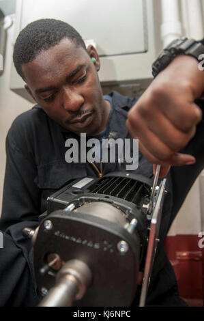 GOLFE PERSIQUE (nov 18, 2017) Fireman Alex Andrews, technicien en systèmes de turbines à gaz (mécanique) originaire de Lakeland, en Floride, affecté au service technique à bord du navire d'assaut amphibie USS America (LHA 6), assemble un générateur de désinfectant électronique dans la salle des machines du navire. L'Amérique est déployée dans la zone d'opérations de la 5e flotte des États-Unis à l'appui des opérations de sécurité maritime visant à rassurer les alliés et les partenaires, et à préserver la liberté de navigation et la libre circulation du commerce dans la région. (É.-U. Photo de la marine par le marin spécialiste en communication de masse Banque D'Images