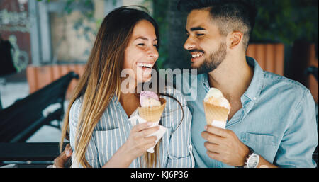 Couple heureux d'avoir la date et l'eating ice cream Banque D'Images