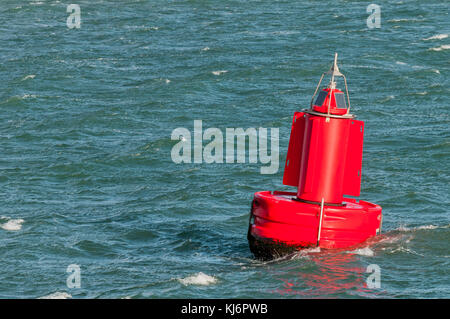 Une bouée rouge est flottant à la surface de l'eau dans le port de Rotterdam aux Pays-Bas. Banque D'Images