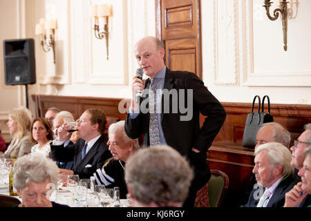 Harry le Mont au déjeuner littéraire Oldie 14-11-17, Banque D'Images