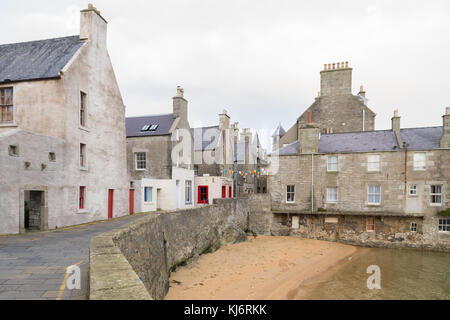 La vieille ville de Lerwick, avec le Queens Hotel formé d'anciens lodberries jouxtant la plage de bains, Lerwick, Shetland Islands, Écosse, Royaume-Uni Banque D'Images