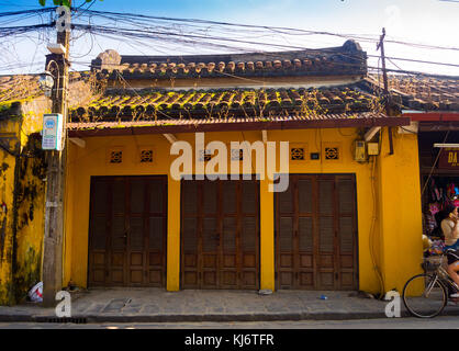 Hue, Vietnam, 04 septembre, 2017 : Ancienne maison jaune dans l'ancienne ville de Hoi An, patrimoine mondial de l'UNESCO. Hoi An est l'une des destinations les plus populaires au Vietnam Banque D'Images