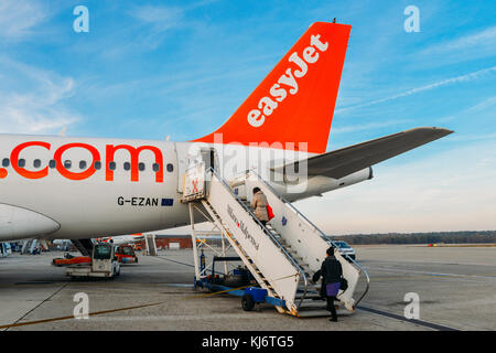 Malpensa Milan, Italie - 21 novembre 2017 : les passagers à bord d'un airbus A320 d'easyjet à l'aéroport Malpensa de Milan, l'entretien de court-courriers Banque D'Images